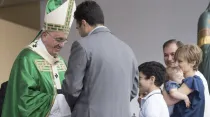 Imagen referencial. Papa Francisco con una familia en 2015. Foto: Vatican Media