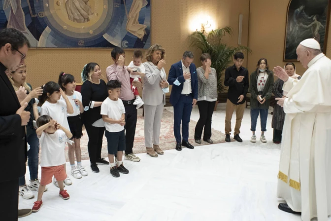 El Papa Francisco se reúne en el Vaticano con 3 familias cristianas de Afganistán