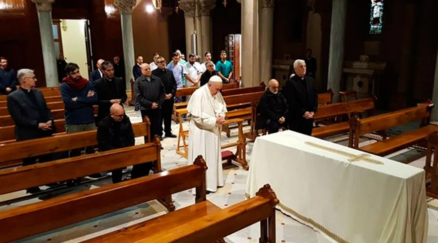 El Papa Francisco reza frente al ataúd del P. Mura / Foto: Radio Vaticana?w=200&h=150