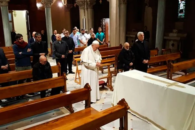 Papa Francisco acude a funeral de sacerdote que fue su chofer en Argentina