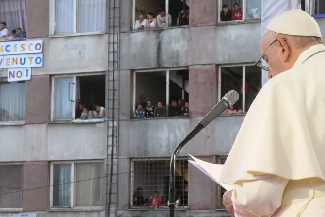  Papa Francisco a gitanos: ¡Que ninguno los deje fuera de la Iglesia!