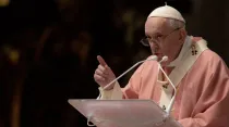 Papa Francisco en la homilía. Foto: Vatican Pool. Daniel Ibáñez / ACI Prensa