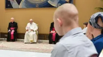 El Papa Francisco saluda a niños enfermos de cáncer de Polonia. Crédito: Vatican Media