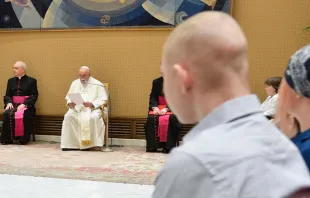 El Papa Francisco saluda a niños enfermos de cáncer de Polonia. Crédito: Vatican Media 