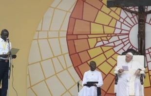 El Papa Francisco escucha a un joven en la Repu00fablica Democru00e1tica del Congo. Foto: Vatican Media. 