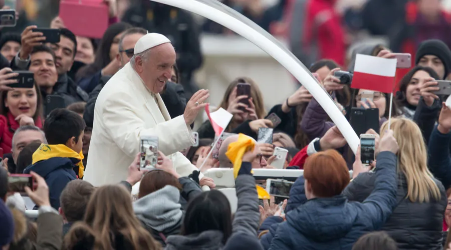 El Papa saluda a jóvenes. Foto: Daniel Ibáñez / ACI Prensa?w=200&h=150
