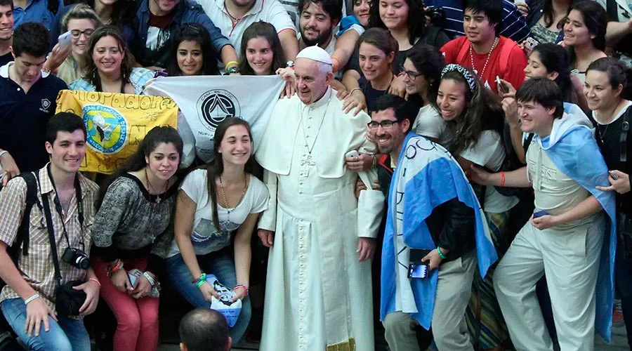 El Papa Francisco con un grupo de jóvenes argentinos en el Vaticano. Foto: Bohumil Petrik (ACI Prensa)