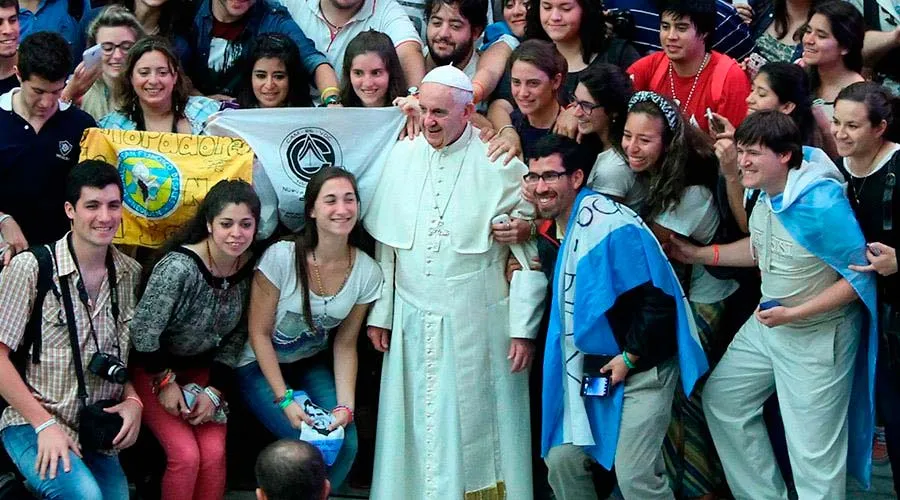 El Papa Francisco con un grupo de jóvenes argentinos en el Vaticano. Foto: Bohumil Petrik (ACI Prensa)?w=200&h=150