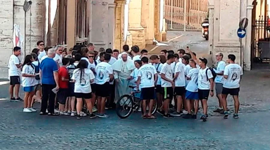 El Papa Francisco y los jóvenes a quienes bendijo esta mañana. Foto: Radio Vaticana?w=200&h=150