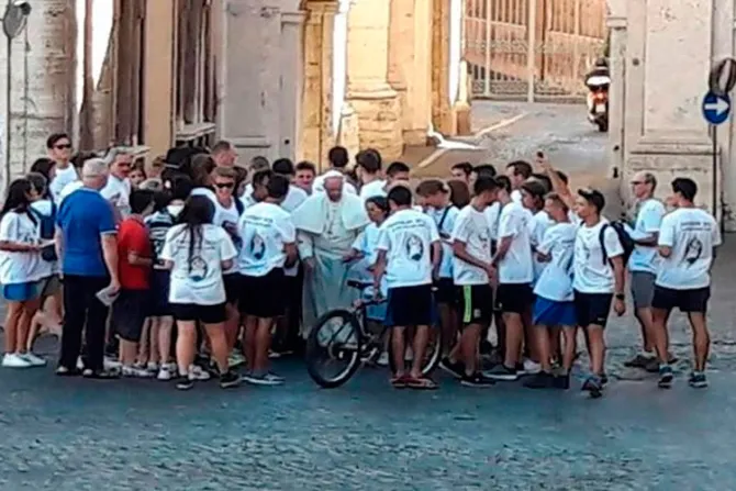 Papa Francisco bendice a jóvenes ciclistas en peregrinación por el Jubileo