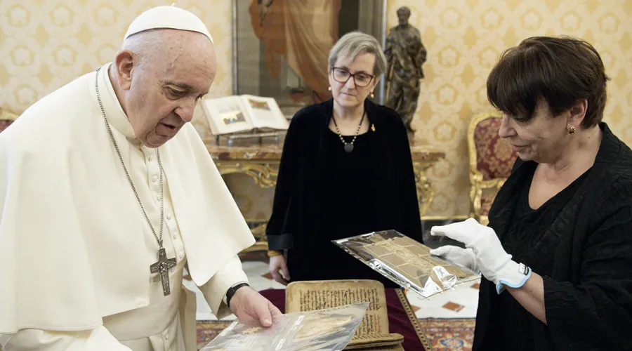 Papa Francisco ve libro sagrado de Qaraqosh en el Vaticano. Foto: Vatican Media