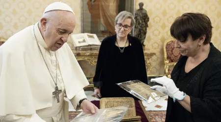 Presentan al Papa libro sagrado rescatado de la destrucción en Qaraqosh