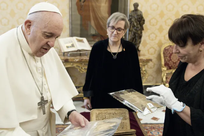 Presentan al Papa libro sagrado rescatado de la destrucción en Qaraqosh
