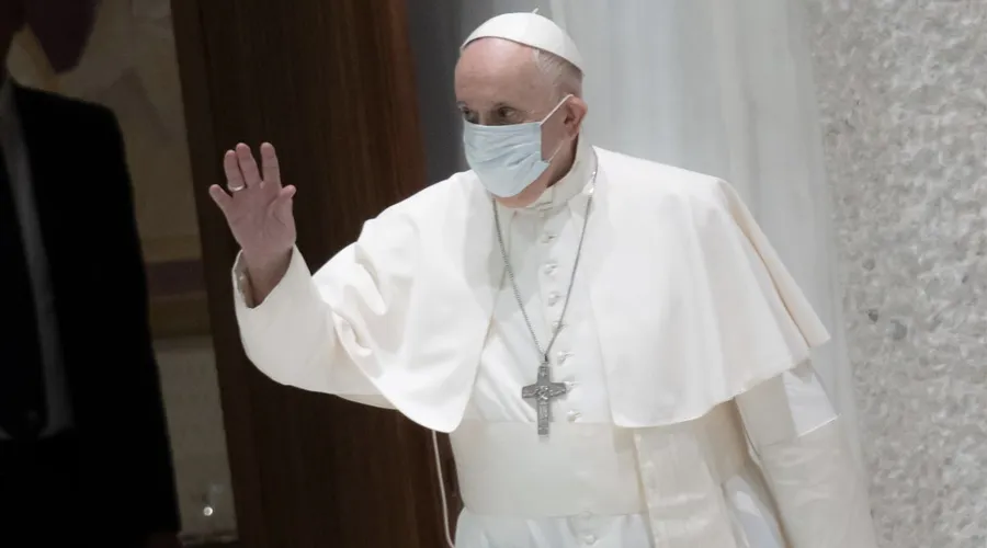 Papa Francisco llega al Aula Pablo VI del Vaticano. Foto: Daniel Ibáñez / ACI Prensa