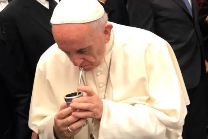 El Papa Francisco toma mate ofrecido por sacerdote paraguayo y le pregunta por la “chipa”