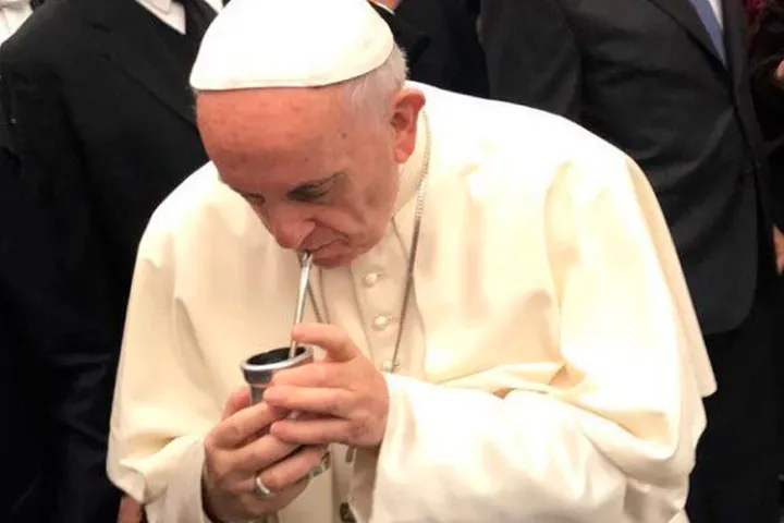 Papa Francisco toma mate paraguayo y pide “chipa” | ACI Prensa