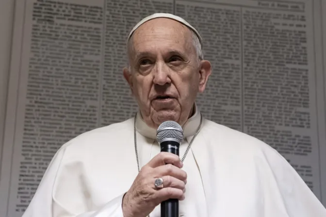 El Vaticano lanza un noticiero de radio en latín