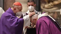 Papa Francisco recibe la imposición de cenizas. Foto: Vatican Media