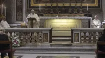 Papa Francisco celebra la misa por el centenario del nacimiento de San Juan Pablo II. Crédito: Vatican Media. 