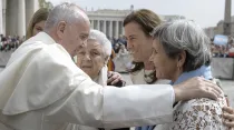 Imagen referencial. Papa Francisco saluda a grupo de mujeres en 2016. Foto: Vatican Media