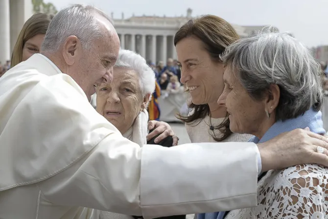 Papa Francisco pide que las mujeres sean respetadas y defendidas