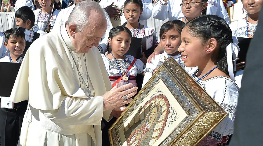 El Papa Francisco y los niños mexicanos que cantaron para él hoy. Foto: L'Osservatore Romano