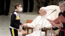 Papa Francisco con un niño durante la Audiencia General. Foto: Daniel Ibáñez / ACI Prensa