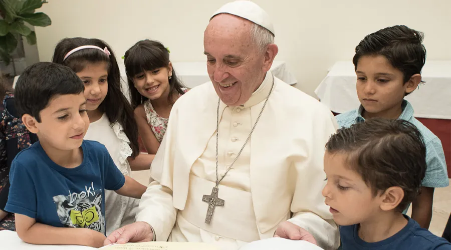 Imagen referencial. Papa Francisco con niños en 2016. Foto: Vatican Media