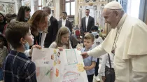 Papa Francisco con algunos niños de la Fundación Arche. Foto: Vatican Media