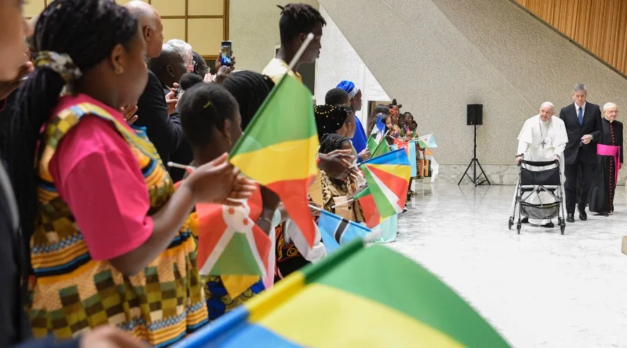 El Papa Francisco anima a niños africanos a ser “embajadores de la paz”