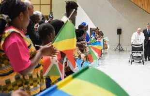 El Papa Francisco recibe a un grupo de niños de África en el Vaticano, 29 de mayo de 2023. Crédito: Vatican Media 