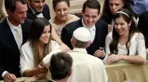 Papa Francisco bendice a matrimonios recién casados. Foto: Alan Holdren / ACI Prensa