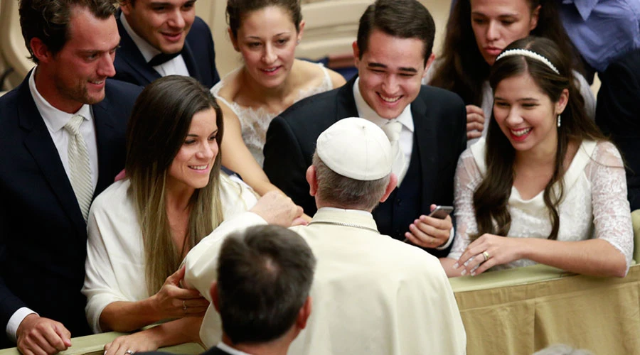 El Papa Francisco saluda a un grupo de recién casados al final de una audiencia general en el Vaticano. Foto: Alan Holdren (ACI Prensa)?w=200&h=150