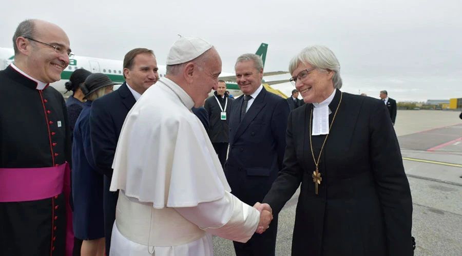 El Papa saluda a la obispa luterana Antje Jackelén en el aeropuerto de Malmo en Suecia. Foto: L'Osservatore Romano?w=200&h=150