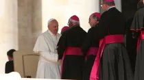 El Papa Francisco saluda a un grupo de obispos. Foto: Daniel Ibáñez ( ACI Prensa) 