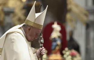 El Papa Francisco en oración. Foto: Vatican Media 