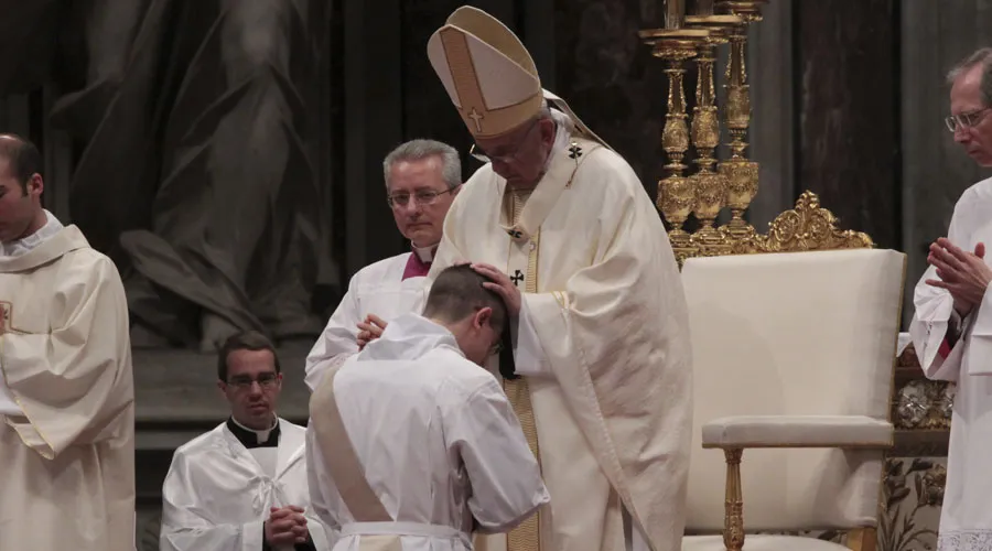 El Papa Francisco confiere la ordenación sacerdotal en la Basílica de San Pedro. Foto: Alexey Gotovsky (ACI Prensa)