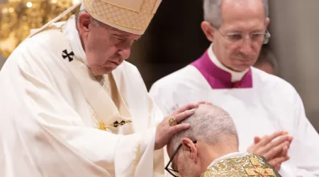 Papa Francisco ordena a cuatro obispos y les pide anunciar sin discursos aburridos