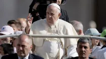 Papa Francisco en el papamóvil durante la Audiencia General. Foto: Daniel Ibáñez / ACI Prensa