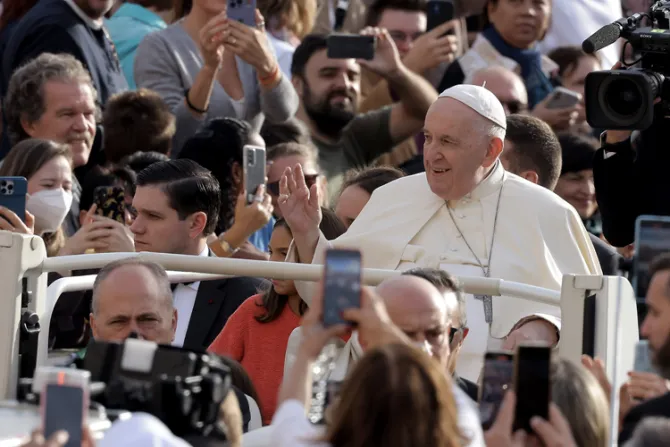 El Papa Francisco invita a rezar el Rosario especialmente en octubre