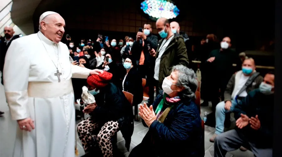 El Papa Francisco con personas pobres en el Vaticano. Foto: Vatican Media?w=200&h=150