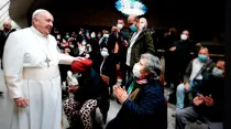 El Papa Francisco con personas pobres en el Vaticano. Foto: Vatican Media