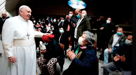 En el día de su santo, el Papa saluda en el Vaticano a pobres vacunados contra el COVID