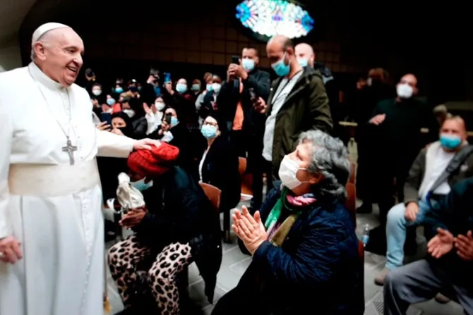 En el día de su santo, el Papa saluda en el Vaticano a pobres vacunados contra el COVID