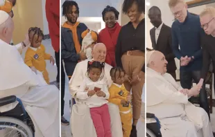 El Papa Francisco con refugiados en el Vaticano. Crédito: Centro Astalli 