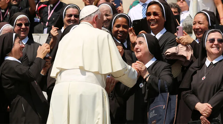El Papa Francisco saluda a un grupo de religiosas en la Plaza de San Pedro. Crédito: Daniel Ibáñez (ACI Prensa)