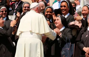 El Papa Francisco saluda a un grupo de religiosas en la Plaza de San Pedro - Foto: Daniel Ibáñez (ACI Prensa) 