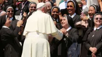 El Papa Francisco con un grupo de religiosas. Crédito: Daniel Ibáñez / ACI Prensa