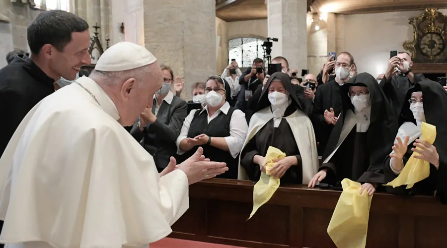 Papa Francisco saluda a religiosas en Eslovaquia. Foto: Vatican Media