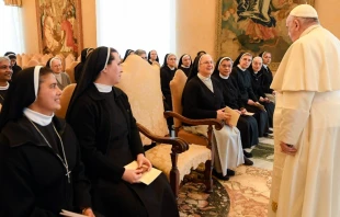 Papa Francisco con religiosas. Cru00e9dito: Vatican Media 